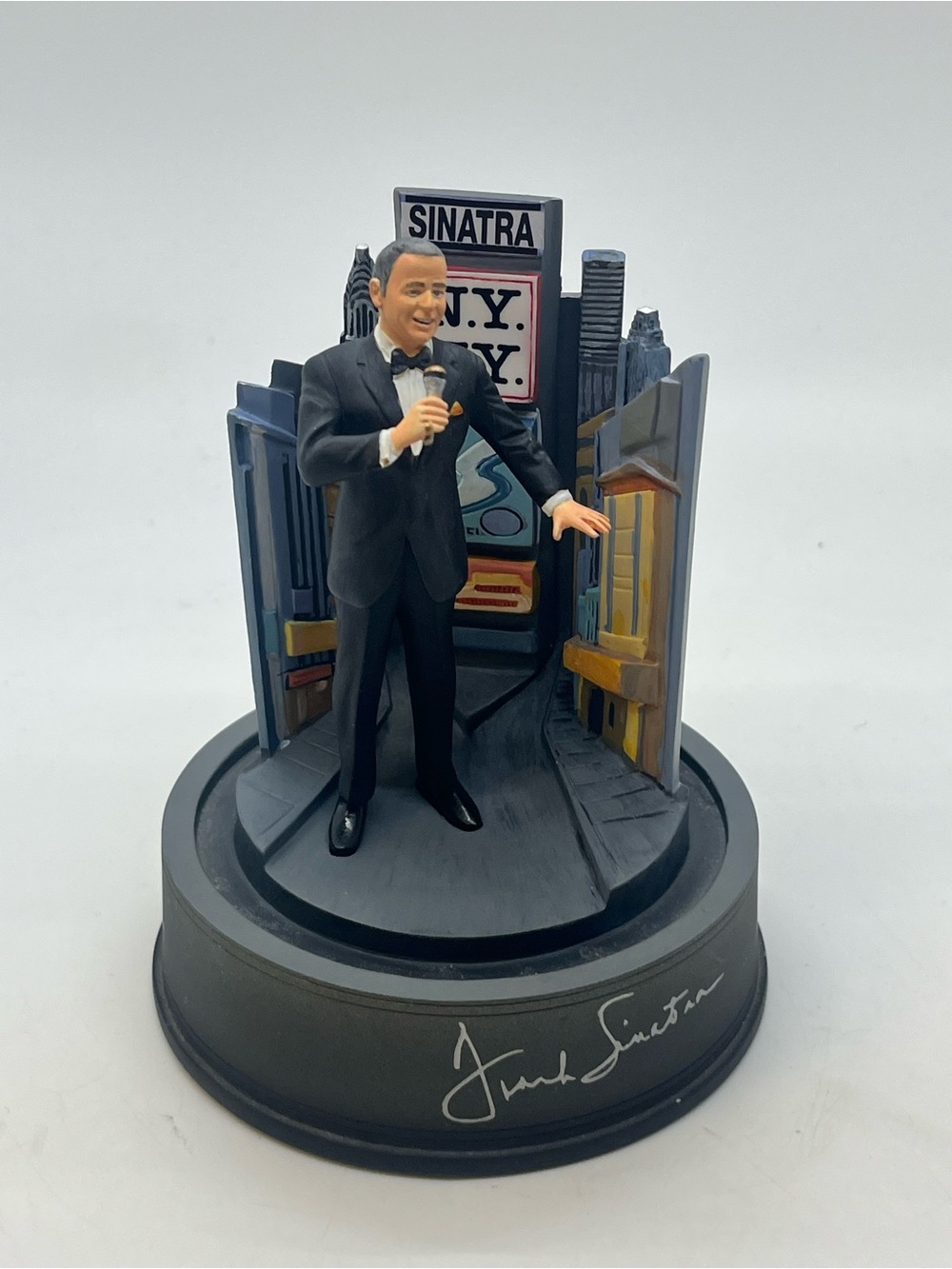 Franklin Mint Frank Sinatra Sings “New York” Dome Figurine Music Box